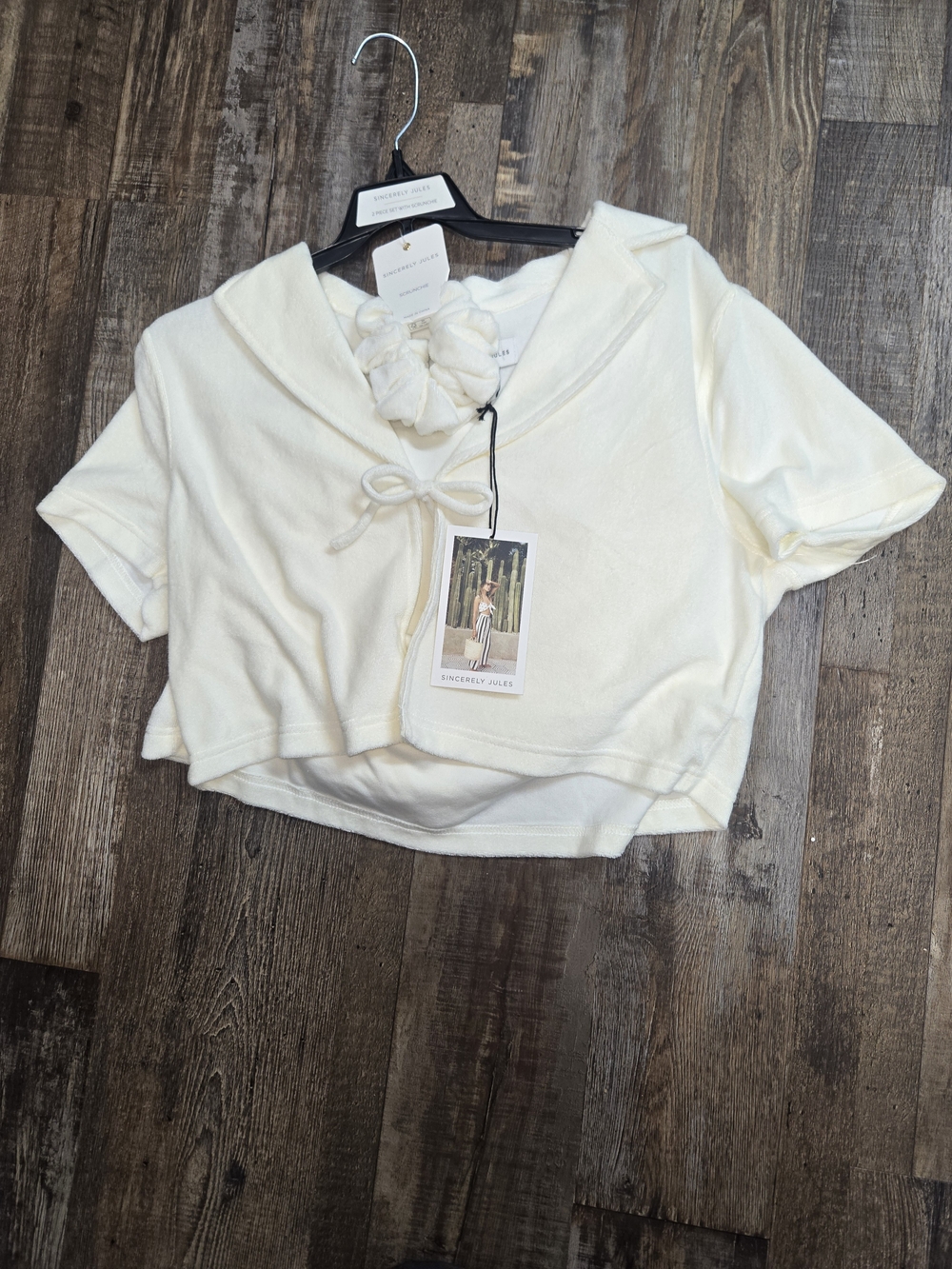 0Sincerly Jules Set Cream Cropped Tie-Neck Hooded Top And Shorts